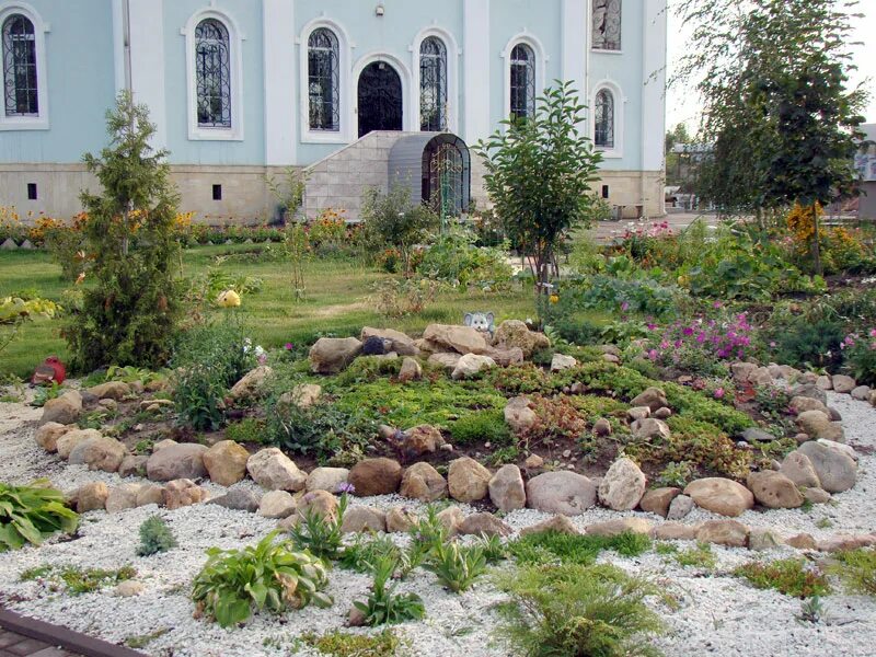 Пример ландшафтного дизайн у храмов в фото Озеленение территории Храма