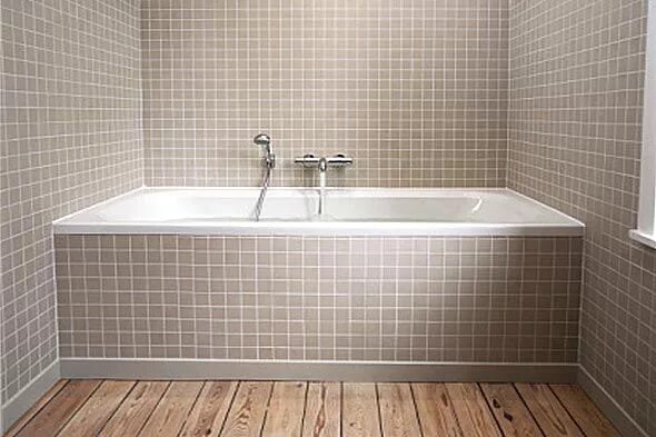 Пример отделки ванны Idea for a bath room. I like the tiled in tub with wood flooring. Bathroom looks