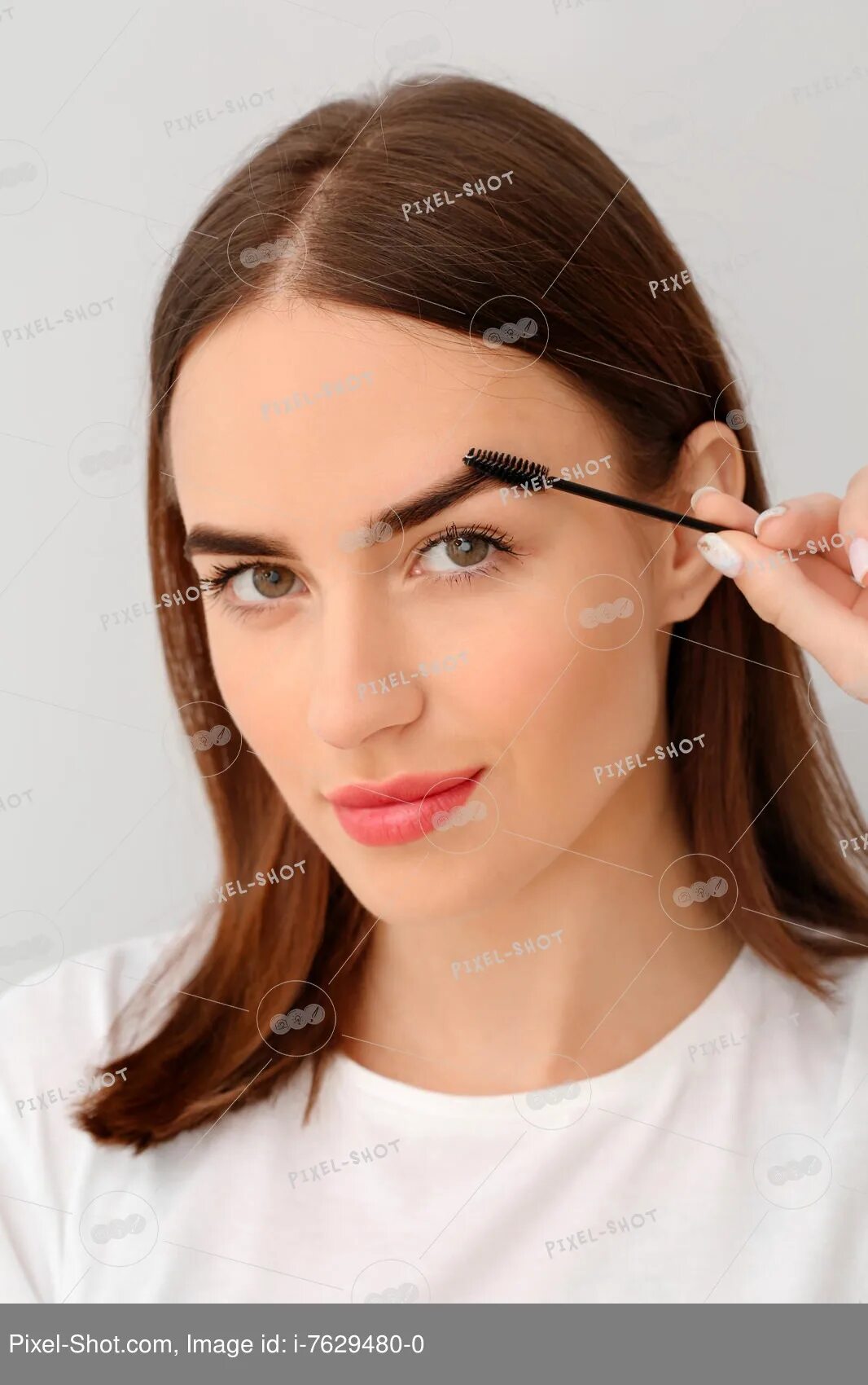 Примерить брови онлайн бесплатно по фото Young woman undergoing eyebrow correction procedure on light background :: Stock