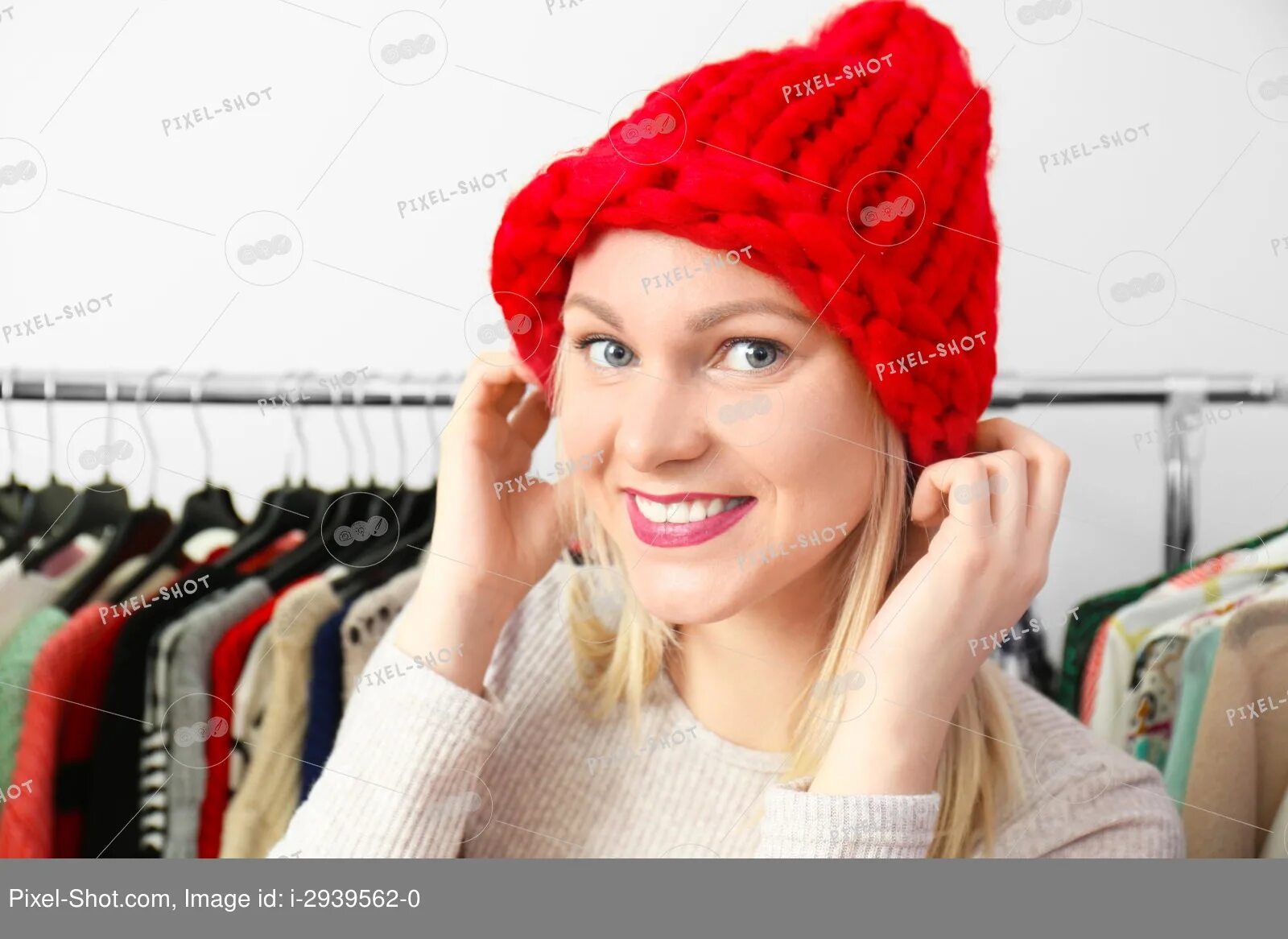 Примерить шапку онлайн по фото Beautiful young woman trying on knitted cap in modern shop :: Stock Photography 