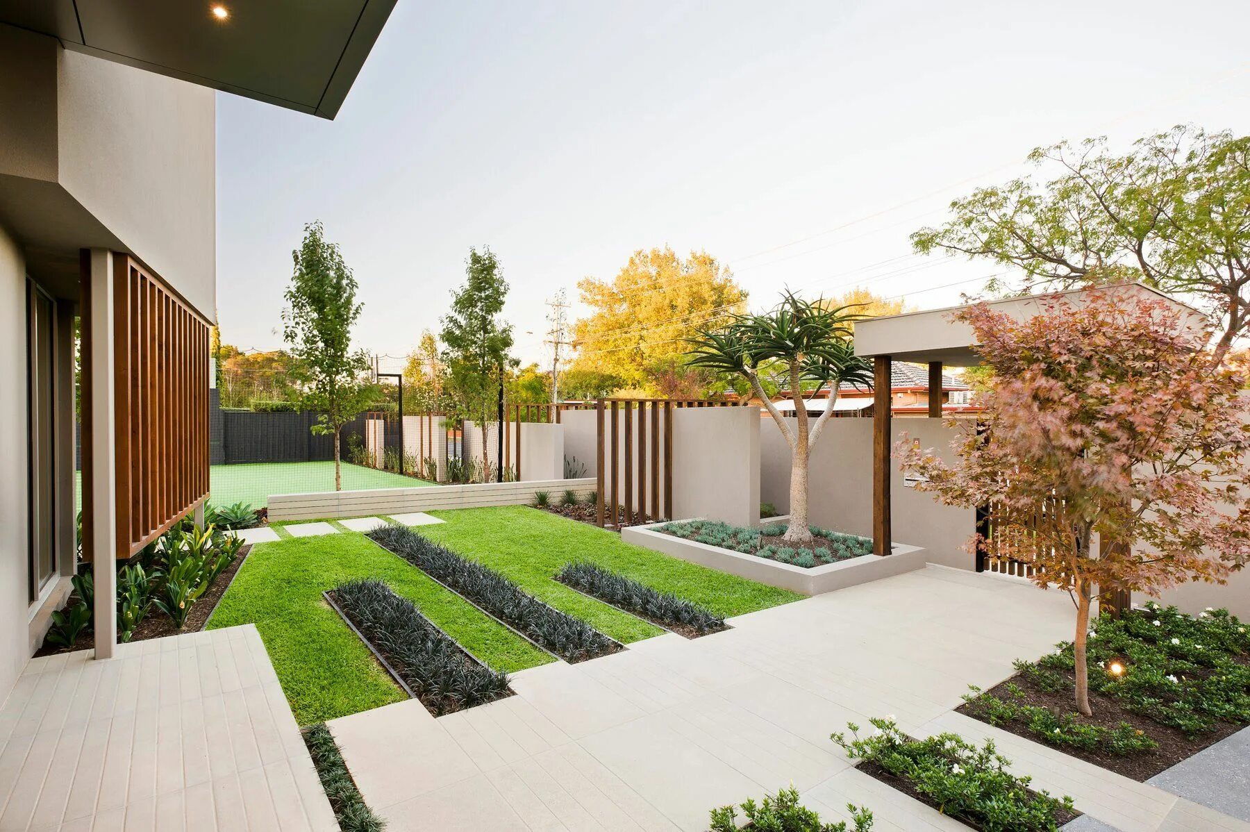 Примеры благоустройства частного дома Modern Front Garden - Inspiring Outdoor Living by Esjay Landscapes - Melbourne, 