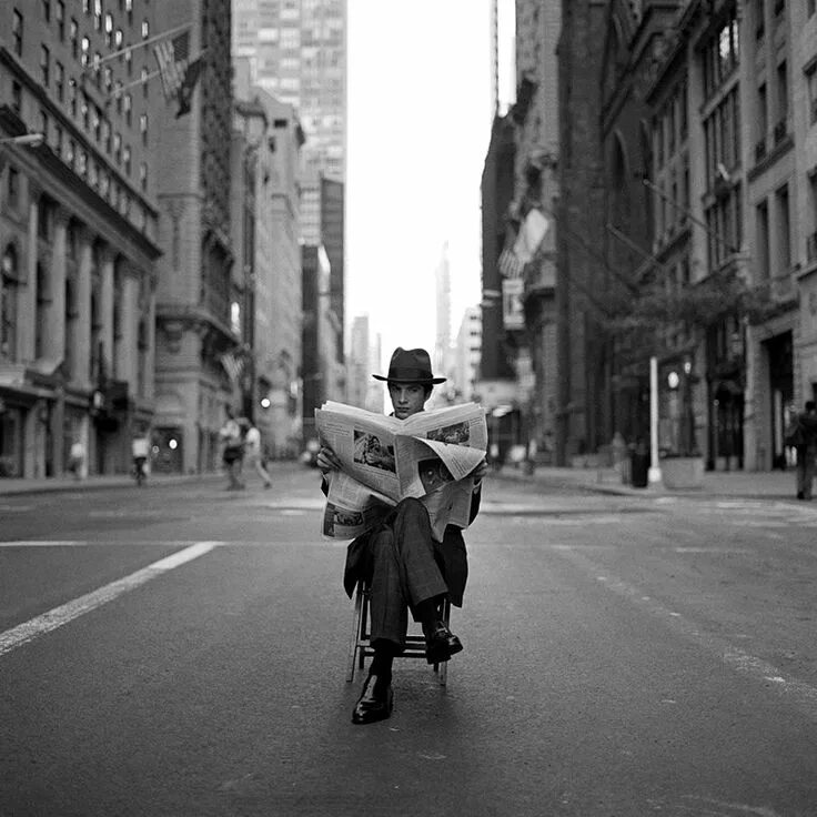 Примеры черно белого фото Ravageurs read the news. by Rodney Smith Portrait photography men, Man photograp