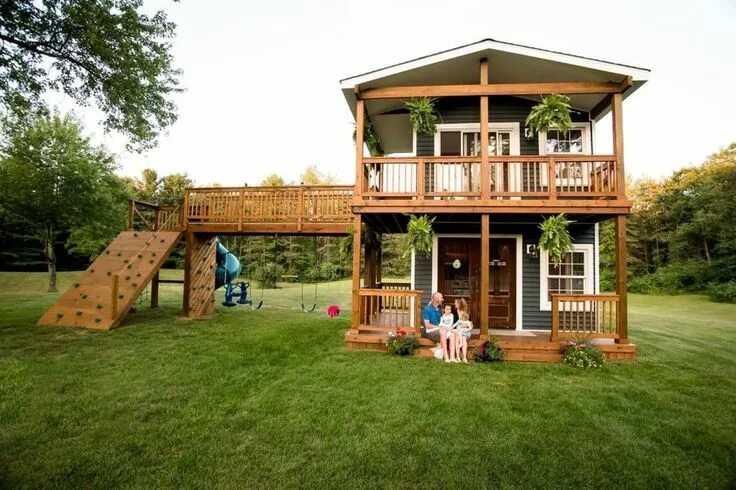 Примеры детских домов Enchanting Two-Story Playhouse Built by a Loving Dad