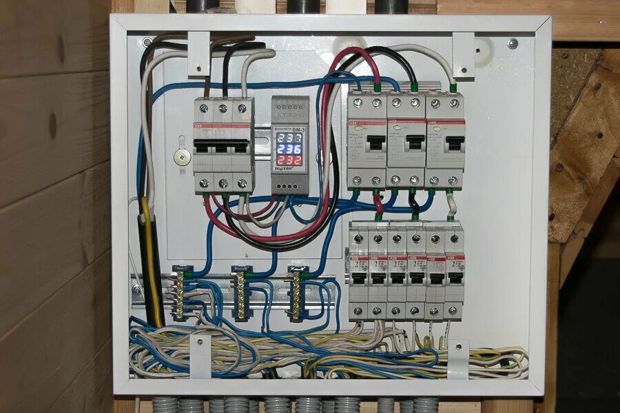 Примеры домашних электрических щитов в частный дом Почему в частном доме нежелательно использовать трехфазное УЗО Манрой