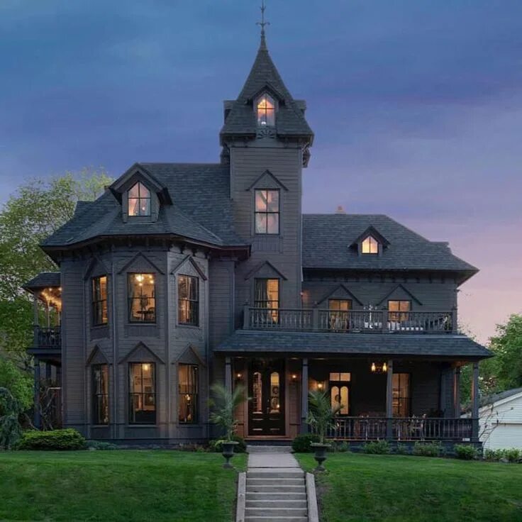 Примеры домов The Castle House -Historic Homes -Stillwater, MN Castle house, Gothic house, Vic