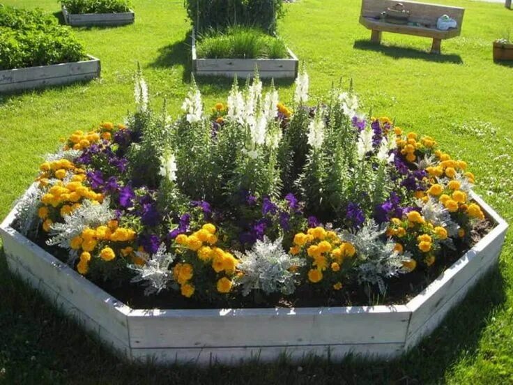 Примеры клумб фото Planting Your Flower Beds Small flower gardens, Annual flower beds, Flower garde