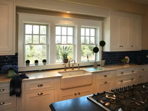 Примеры кухонь с окном в частном доме Kitchen Bay Window Ideas Kitchen remodel, Craftsman kitchen, Kitchen sink window