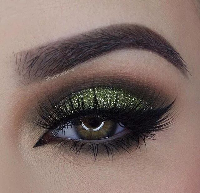 Примеры макияжа для зеленых глаз L'Oréal Paris Official on Instagram: "I spy with my green eye.. @miaumauve is ro