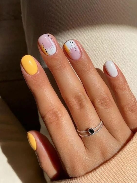 Примеры маникюра 2024 Yellow and white short nails with abstract design in 2022 Short nail designs, Na