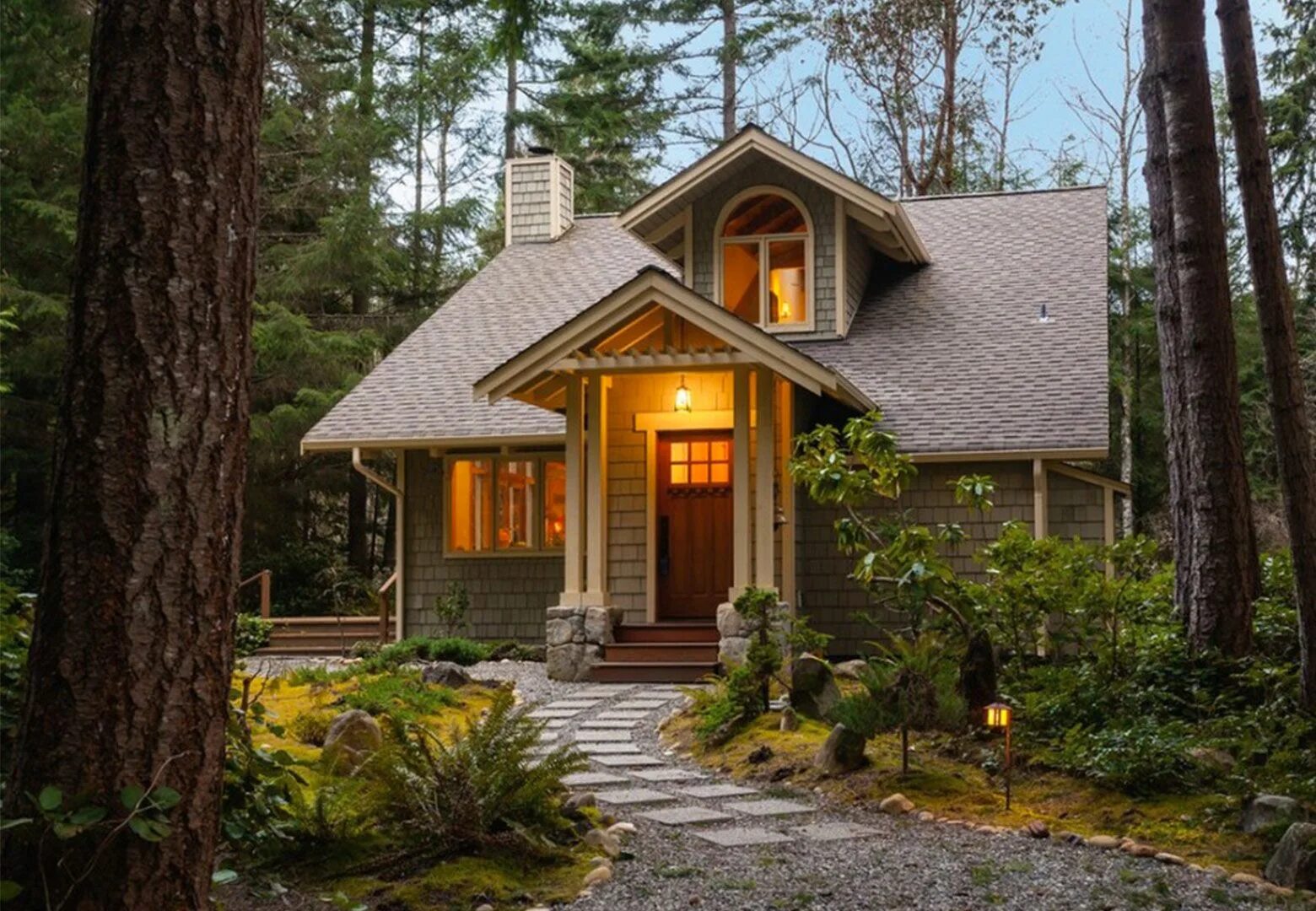 Charming Shingled Cabin tucked into lush Forest of Westover NC Fachadas de casas