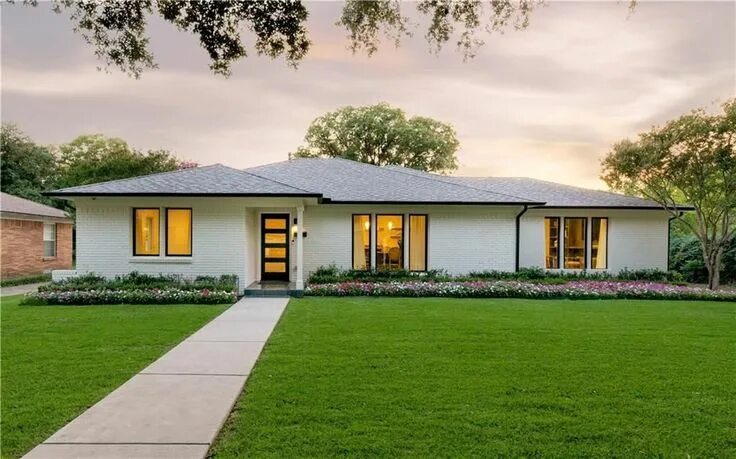 Примеры одноэтажного дома Hot Property: Remodeled Mid-Century Ranch in Midway Hollow Ranch house exterior,