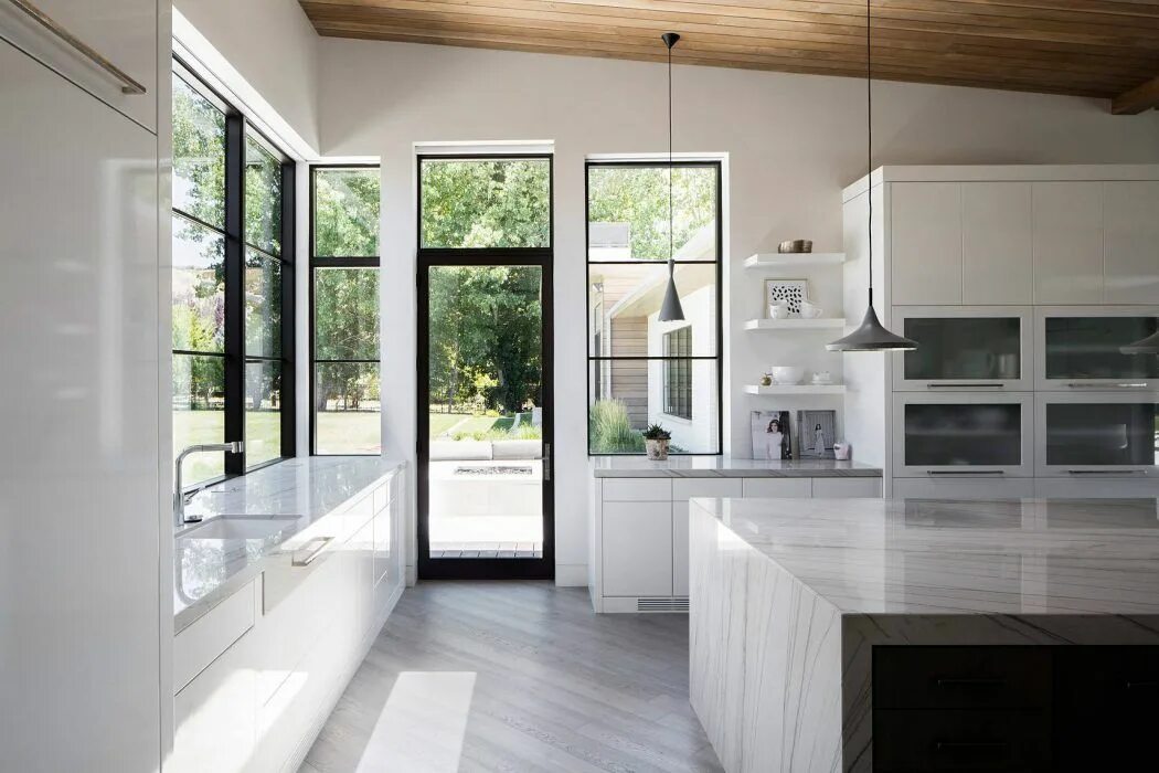 Примеры окон в частных домах Timpanogos House by Lloyd Architects HomeAdore Black kitchens, House, Home