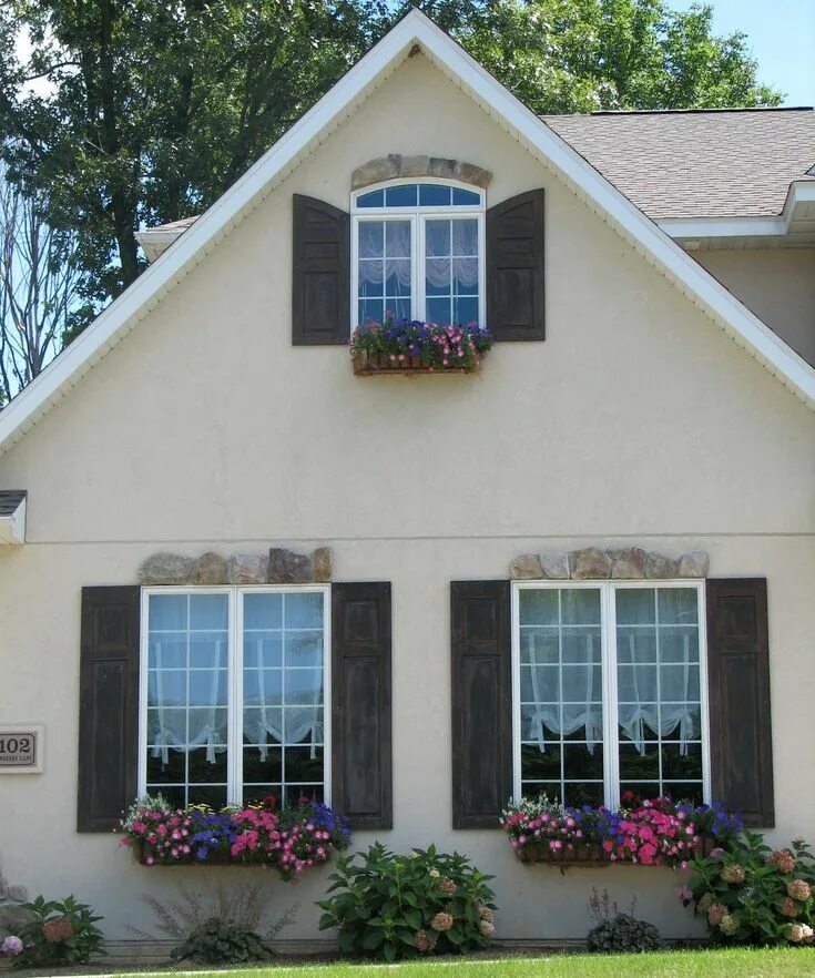 Примеры окон в частных домах Modern White House with Black Shutters