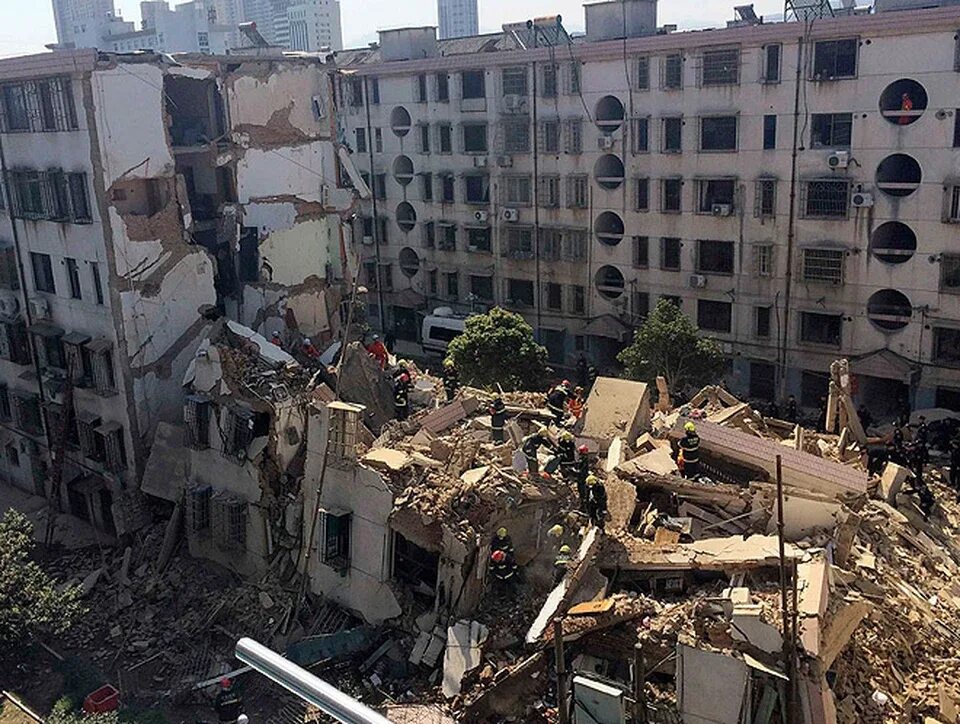 How did they get up there? Excavators dismantle Chinese highrise from the top do