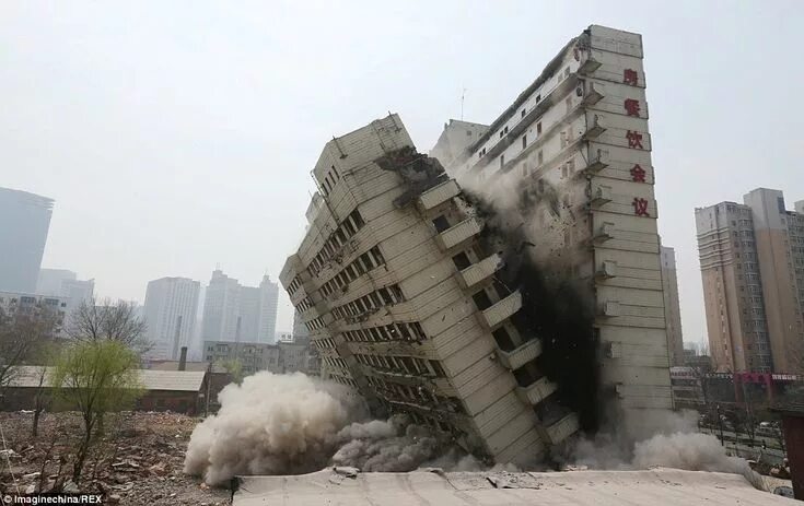 Примеры разрушения домов Experts demolish exactly half a tower block in China Building art, Tower block, 