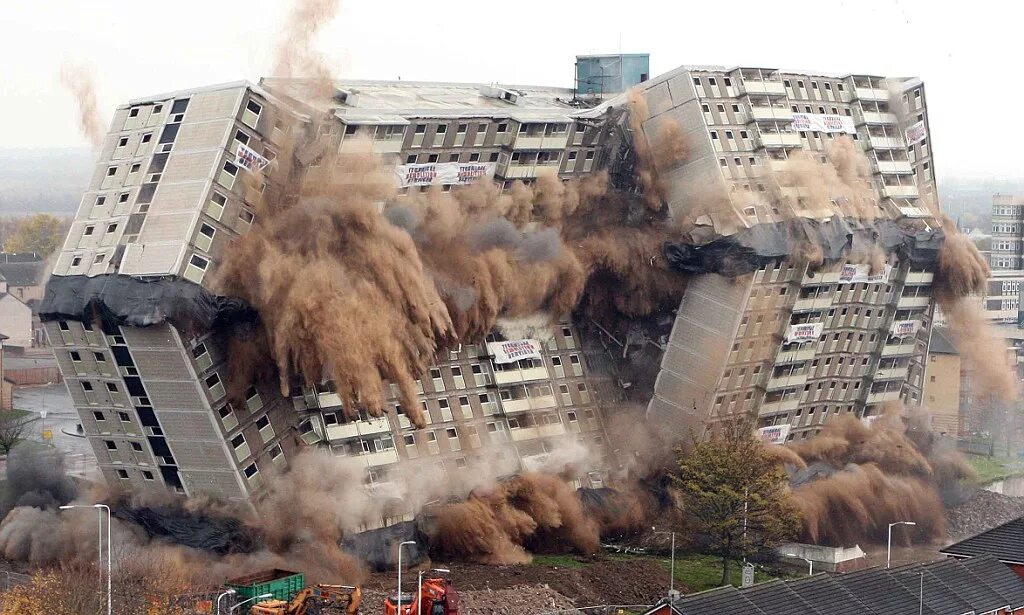 Примеры разрушения домов Incredible photographs show Scottish tower block as it is reduced to a pile of r