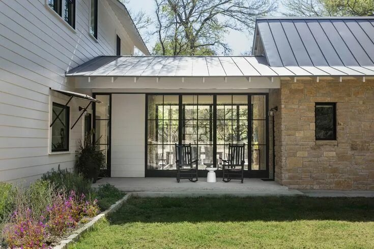 Примеры соединения домов Bunny Run - Contemporary Farmhouse Architecture in Austin, TX - Tim Cuppett Arch