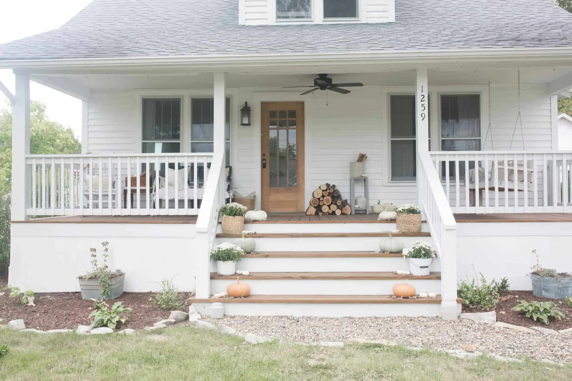 Примеры строительства открытого крыльца к дому Simple Fall Farmhouse Front Porch Design Ideas from Farmhouse on Boone Front por