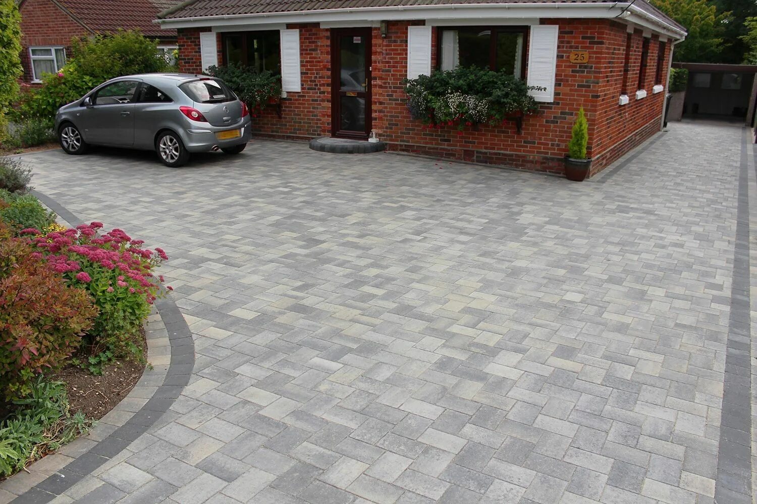 Примеры тротуарной плитки во дворе фото Pin on driveway Block paving driveway, Driveway design, Stone driveway