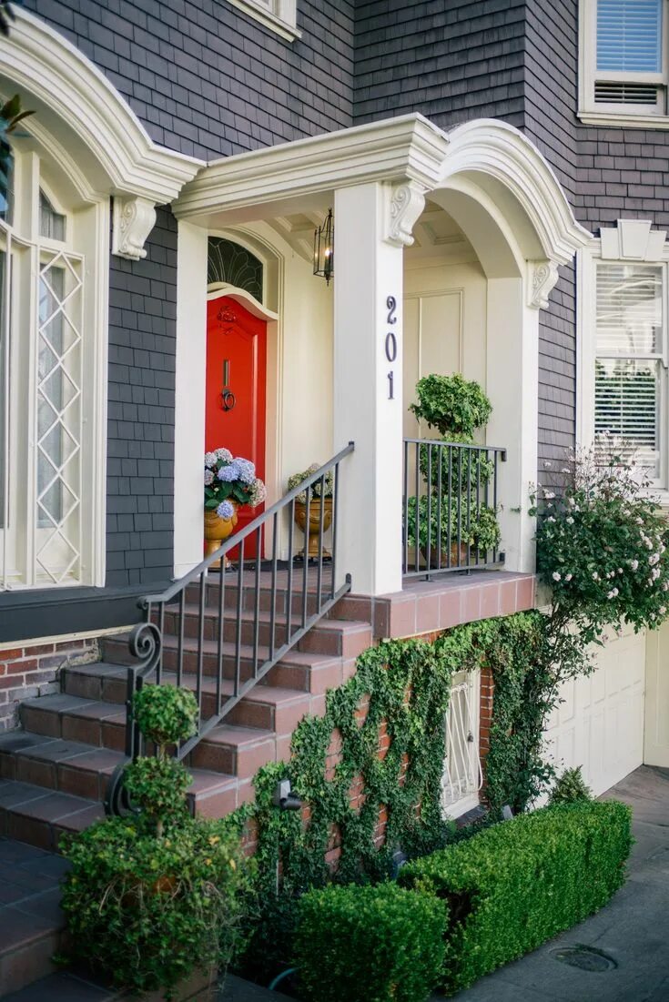 Примеры входа в дом Stripes & Red With Luisaviaroma - Julia Berolzheimer House exterior, Facade hous