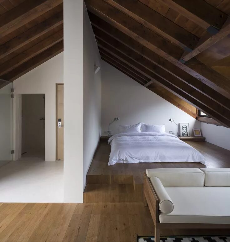 Примеры второго этажа в доме Gallery of Lost Villa Boutique Hotel in Yucun / NATURALBUILD - 23 Attic bedroom 