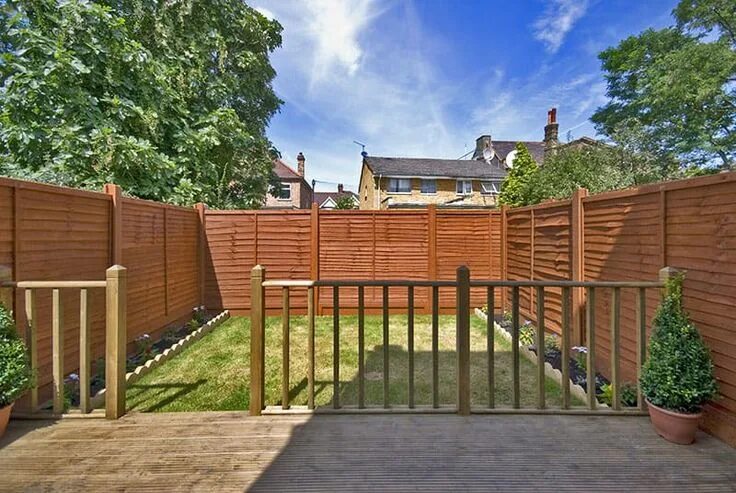 Примеры заборов для загородных домов фото 12 Fantastic Garden Fence Ideas - Trees.com Small garden decking ideas, Garden f