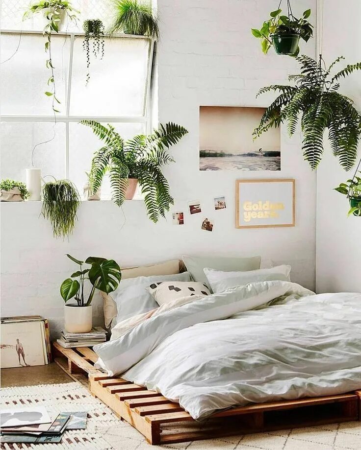 Примесь в цветах интерьера это bed on wooden pallets bohemian bedroom decor tropical plants and ferns Idée déco