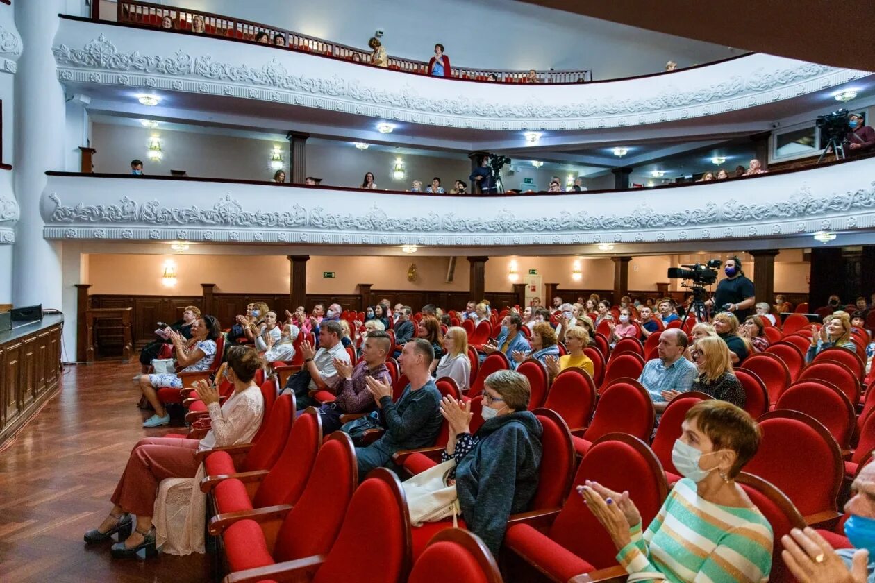 Приморская филармония зал видео фото "Это вам не онлайн": Приморская краевая филармония открыла новый сезон для зрите