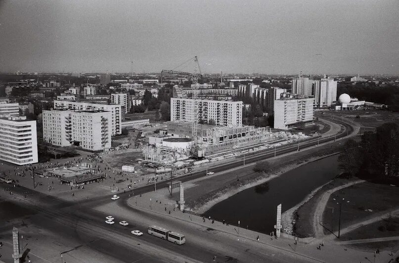 Приморская фото спб Фото второй половины 1980-х годов. Наличная улица и станция метро "Приморская". 