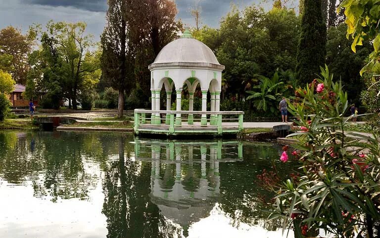 Приморский парк абхазия фото Лебединое озеро в Новом Афоне - Абхазия - Фото и описание