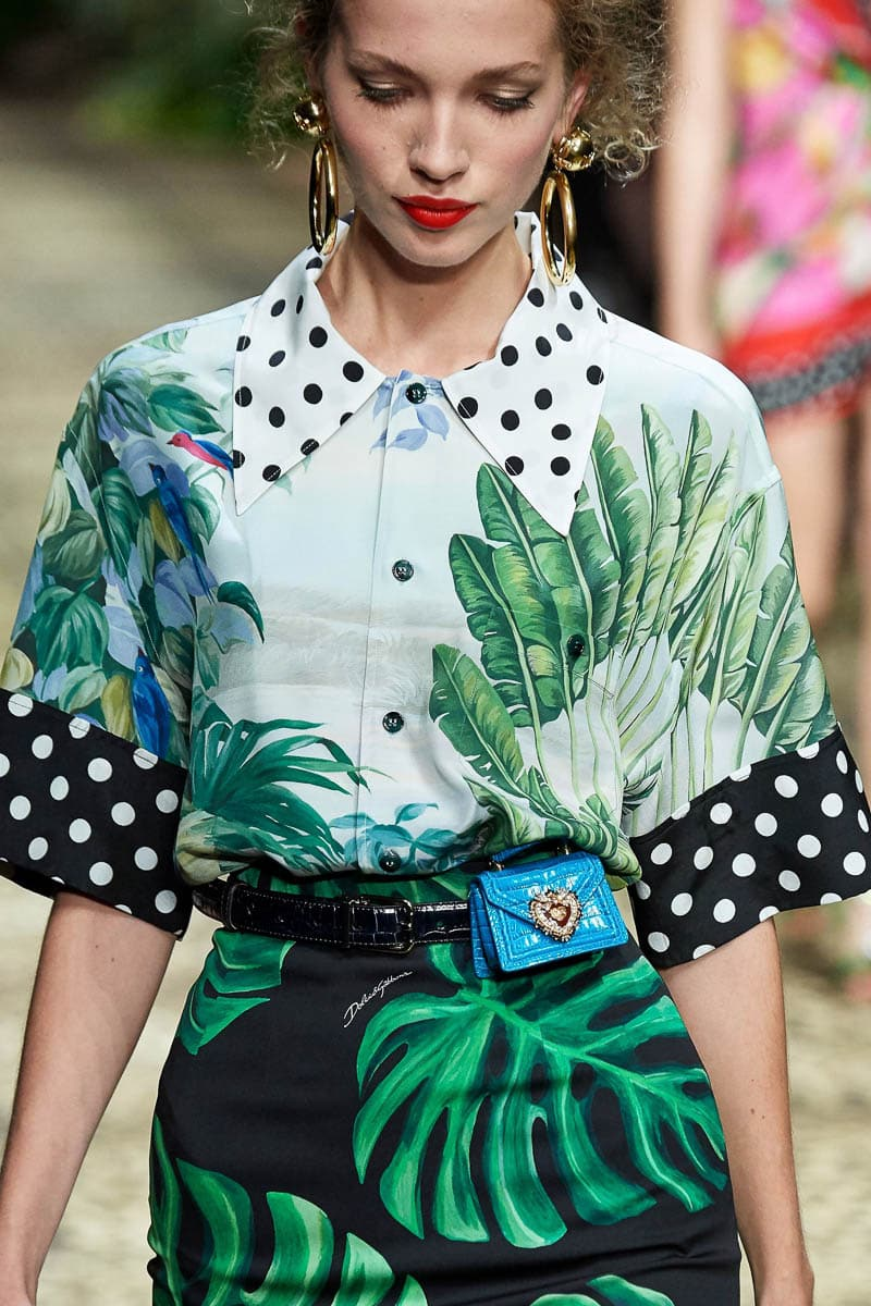 Принт в одежде фото Micro Bags and Clutches Took Over the Spring 2020 Runways - PurseBlog Tropical f