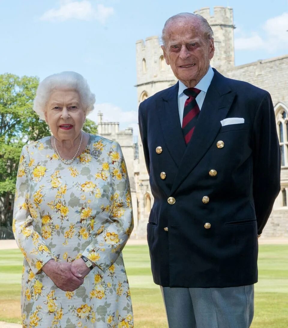 Принц филипп и королева елизавета фото Queen Elizabeth Shares Festive St. Patrick's Day Message as Prince Philip Return