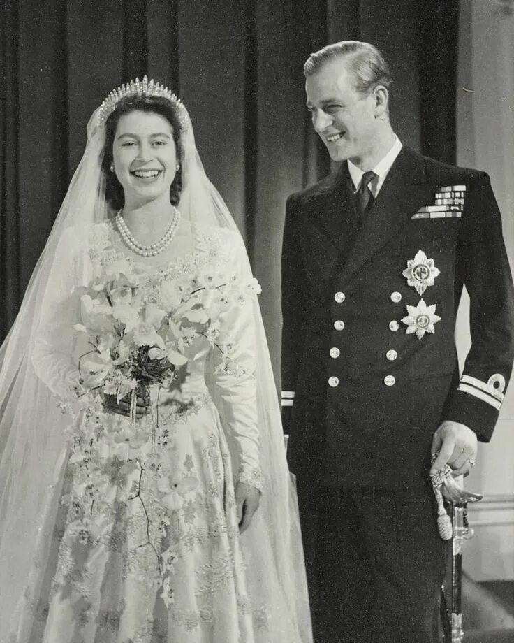 Принц филипп и королева фото The Wedding portrait of TRH's Princess Elizabeth and Prince Philip, 20 Nov 1947 