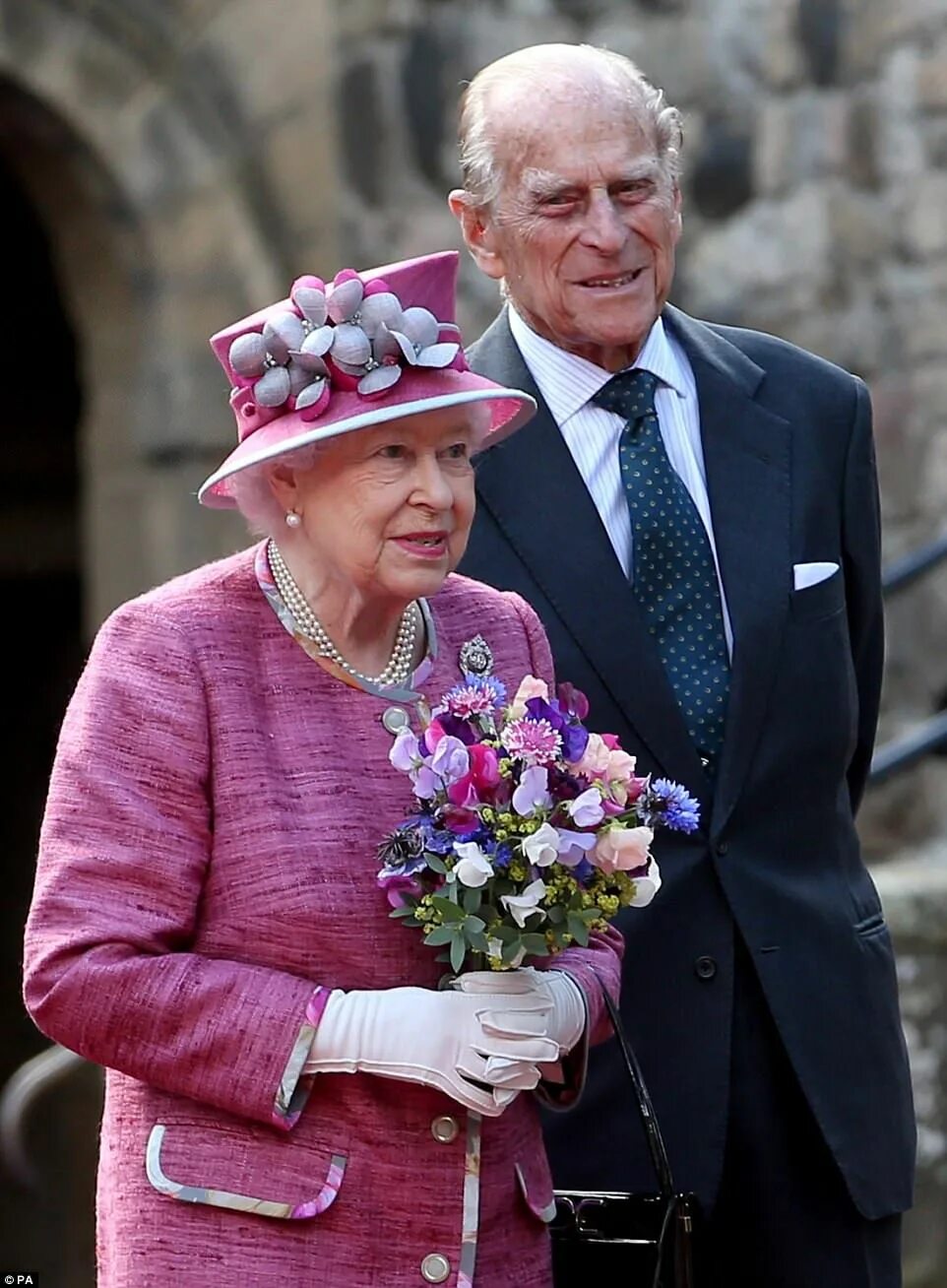 Принц филипп и королева фото Prince Philip is spotted driving a horse and carriage Queen and prince phillip, 