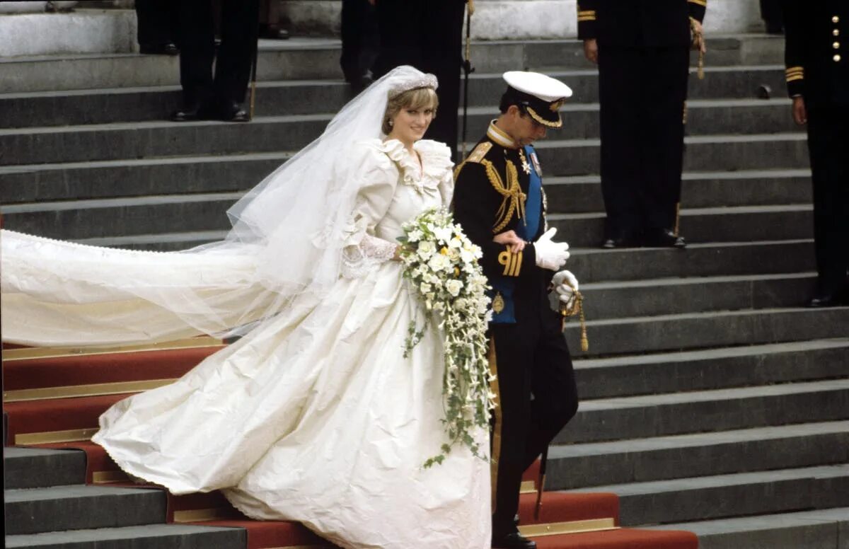 Принцесса диана свадьба фото Princess Diana’s wedding dress to go on display at Kensington Palace royal style