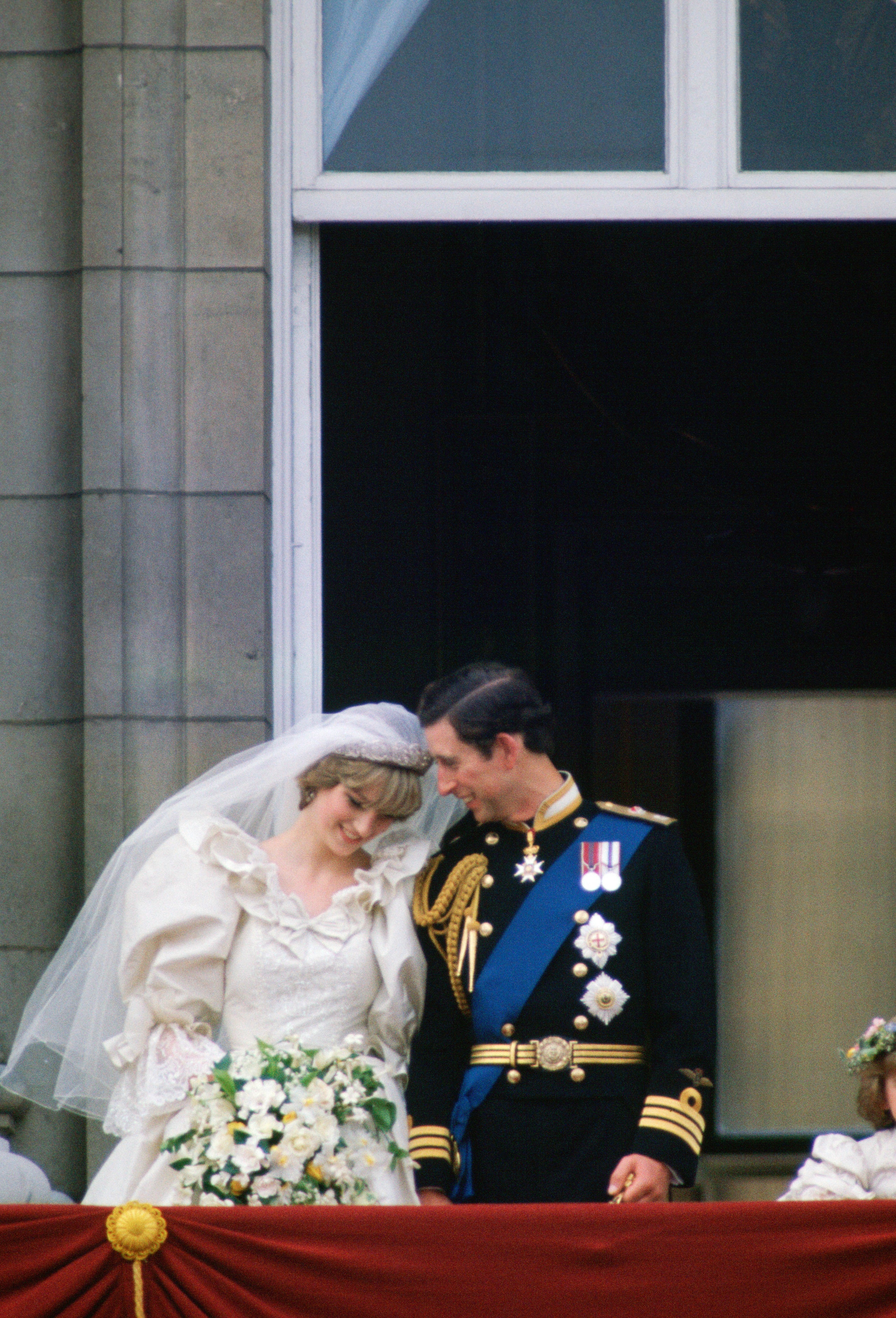 Принцесса диана свадьба фото The Story Behind Princess Diana’s Wedding Veil That Was Embellished by a Secret 