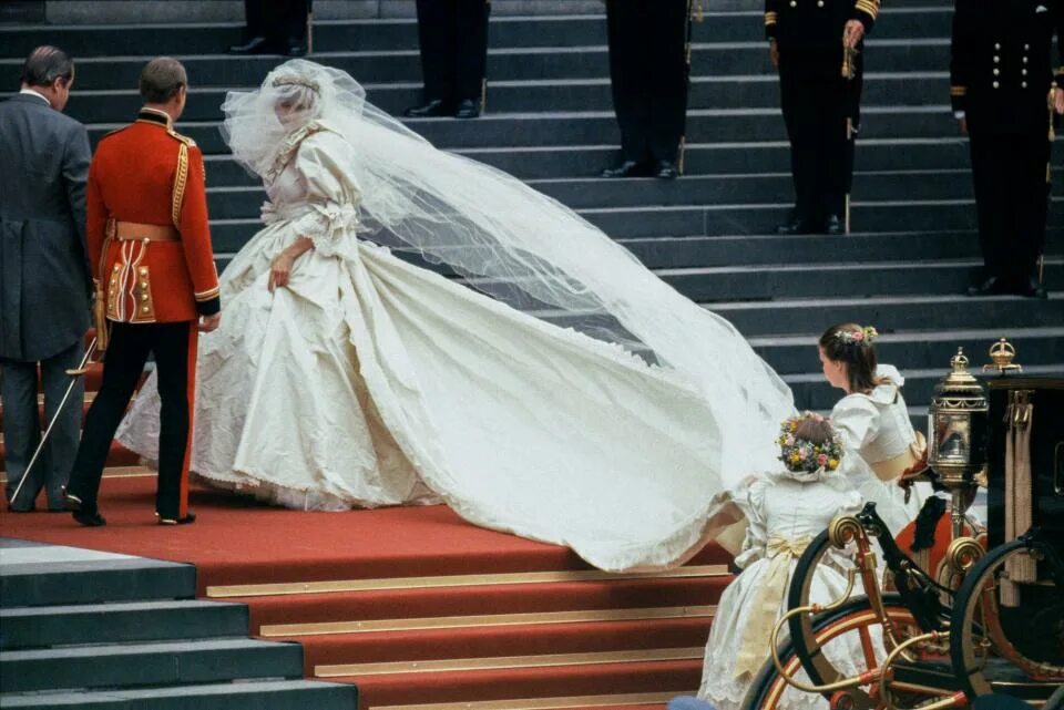 Принцесса диана свадьба фото 10 details to know about Princess Diana's wedding dress