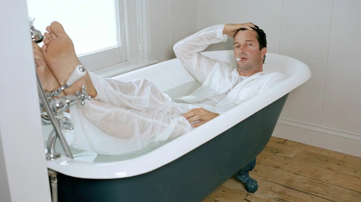 Принять ванну фото james purefoy James purefoy, James, Barefoot men