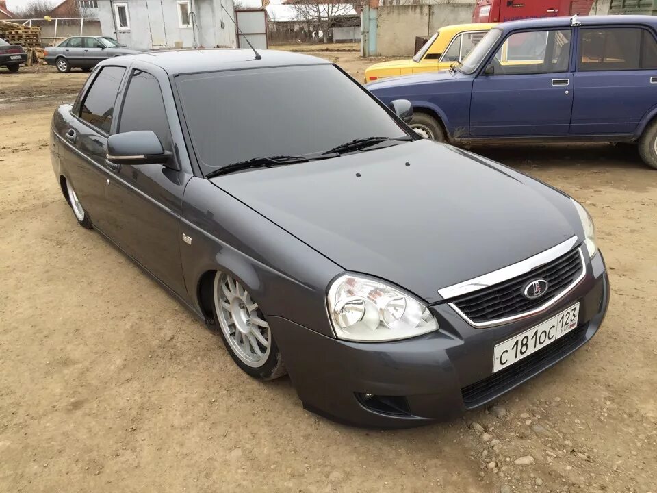 Приора серого цвета фото На пузе))) - Lada Приора седан, 1,6 л, 2013 года фотография DRIVE2