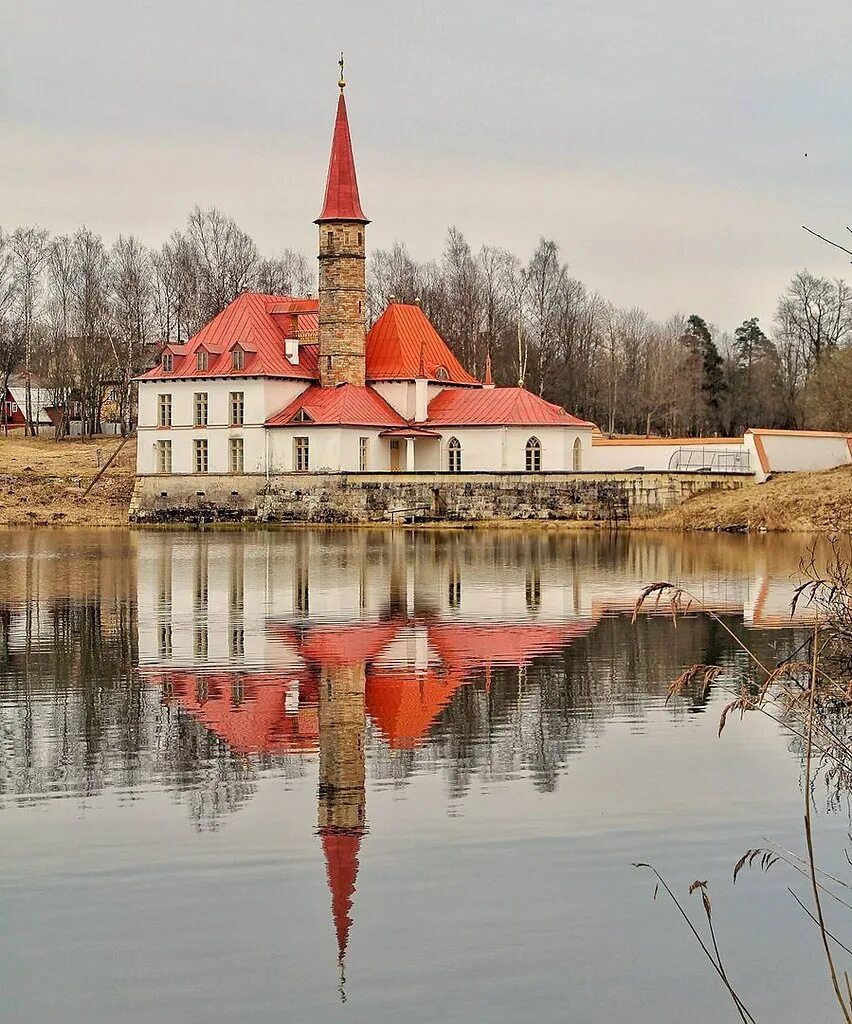 Приоратский дворец в гатчине фото Приоратский дворец в Гатчине. Это уникальное сооружение, возведенное в тихом мес