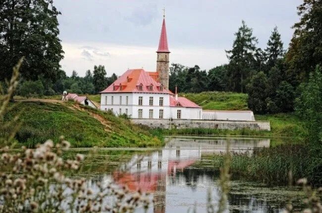 Приоратский замок в гатчине фото Приоратский дворец из земли в 2023 г Дворец, Дворцы, Земля