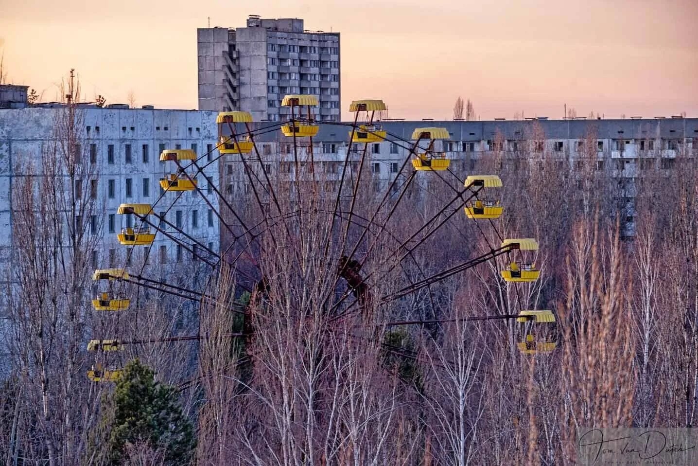 Припять сейчас фото "Кусочек" припятского колеса обозрения вечерней порой. 2023 Чернобыль ВКонтакте