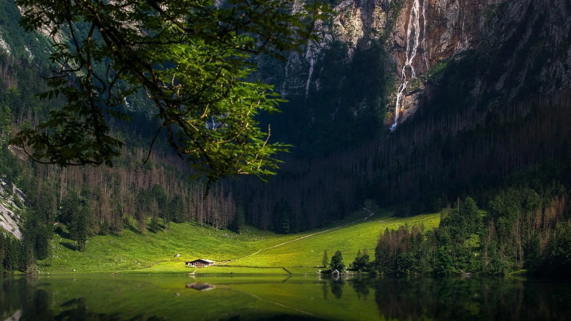 Природа фото 4 к green grass field #nature #landscape #house #green #grass #mountains #water #lak