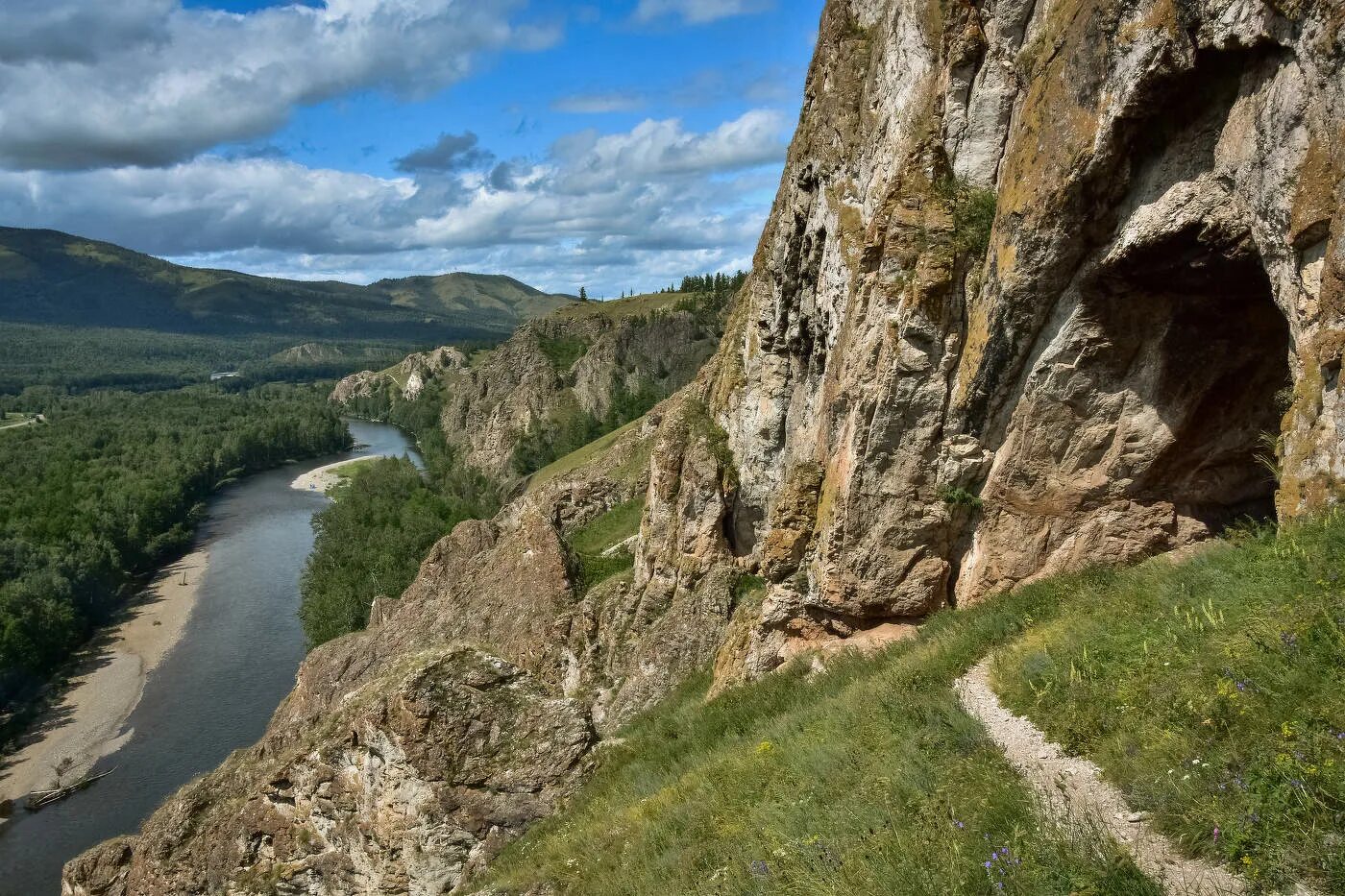 Природа хакасии фото На берегу реки Белый Июс в скальном массиве Тогыз-Аз / Горный хребет Тогыз Аз, Ш