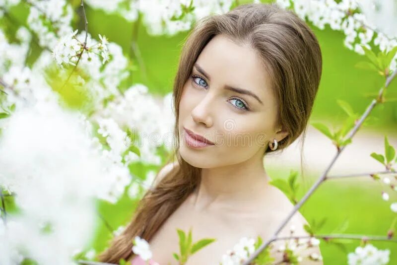 Природа лицо девушки фото Portrait of Beautiful Young Brunette Woman in Spring Blossom Stock Image - Image