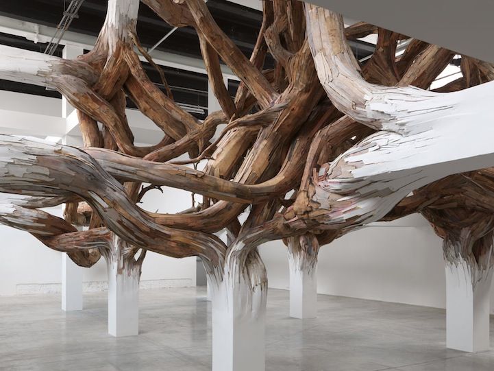 Природа предмета современный дизайн Surreal Tree Branches Sprout Out from Indoor Support Beams Organic sculpture, In