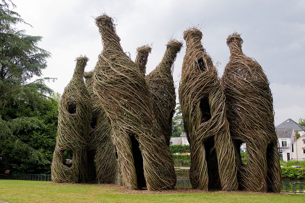 Природа предмета современный дизайн и традиции This Tilting, Twirling Artwork, Sculpted Entirely of Sticks, Is Having a Shindig