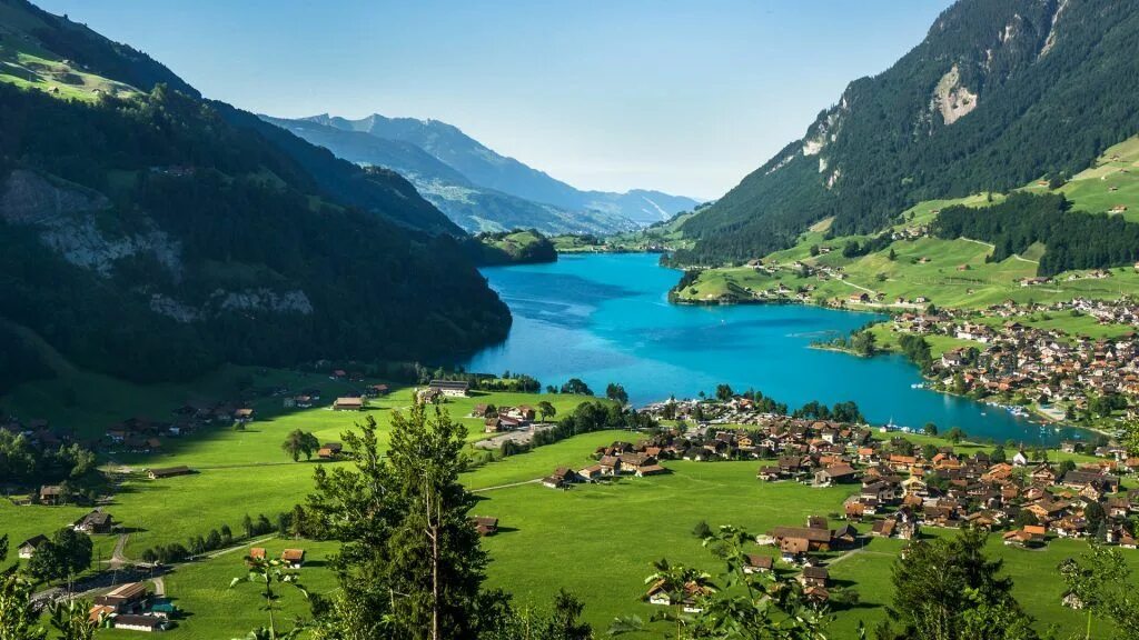 Природа швейцарии фото Town and Lake Lungern (Lungerersee) view from Bruenigpass, Obwalden, Switzerland