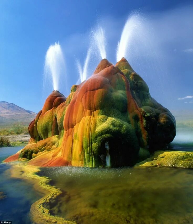 Природные чудеса фото There she blows: The incredible pictures of a man-made geyser in the middle of t