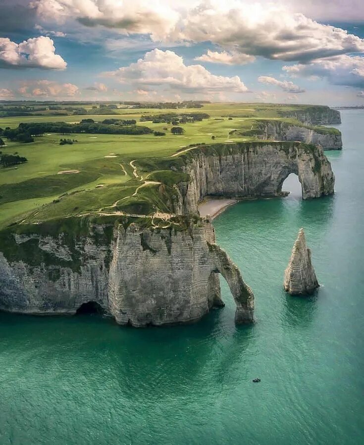 Природные достопримечательности франции фото и описание Travel Vacation Nature on Instagram: "Let’s Uncover Ètretat, France with @henry_